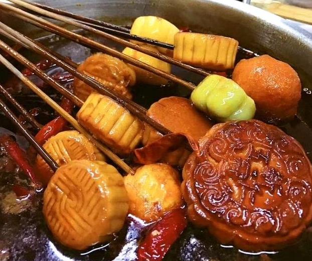 火鍋串串香月餅,別有一番驚異滋味,值得嘗試 火鍋串串香月餅,別有一番驚異滋味,值得嘗試