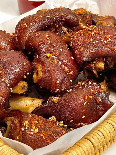 烤豬蹄技術(shù)培訓(xùn)班在哪里？飄味緣培訓(xùn)學(xué)校，助您開啟財富“蹄”途！